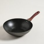 WOK NEGRO MANGO DE SILICONA SIMIL MADERA 27 CM