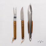 SET DE ASADO Y PINZA DE ACERO INOXIDABLE CON MADERA DE ACACIA *VASSA